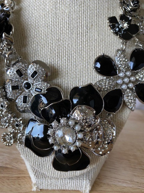 Amazing Black Elegant Flower Crystals Necklace